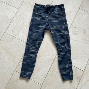 Women's Athleta 7/8 legging in black camo, size M